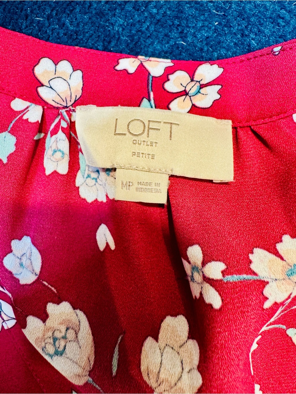 LOFT Floral Flutter Sleeve Blouse | Berry Red V-Neck Top | Size MP - Picture 8 of 9